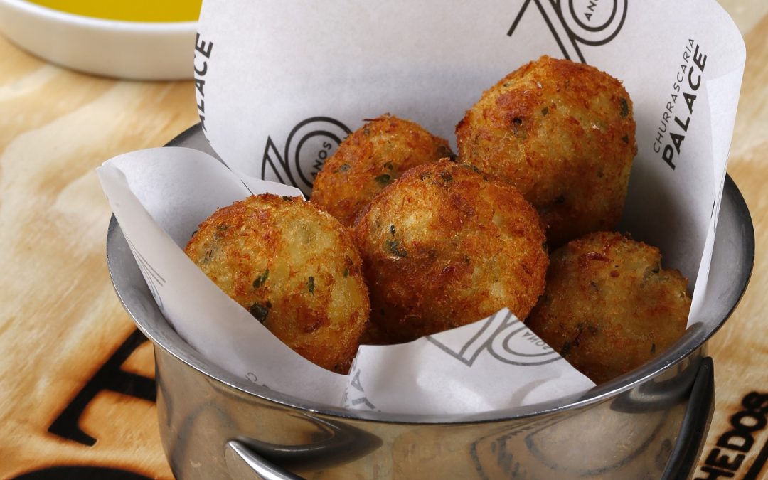 Bolinho de bacalhau: tradição portuguesa na nossa mesa