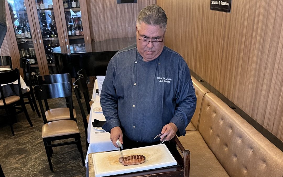 Misto de chef e garçom: você sabe o que é um passador, numa churrascaria?