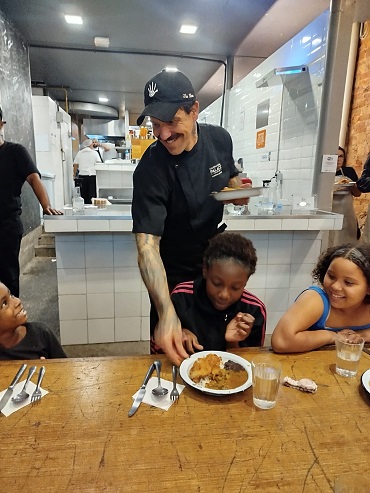 Chef Honório Oliveira comanda jantar solidário no Reffetorio Gastromotiva