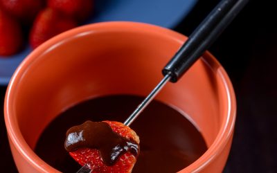 Fondue de chocolate com morangos frescos: a sobremesa que virou um clássico da Palace